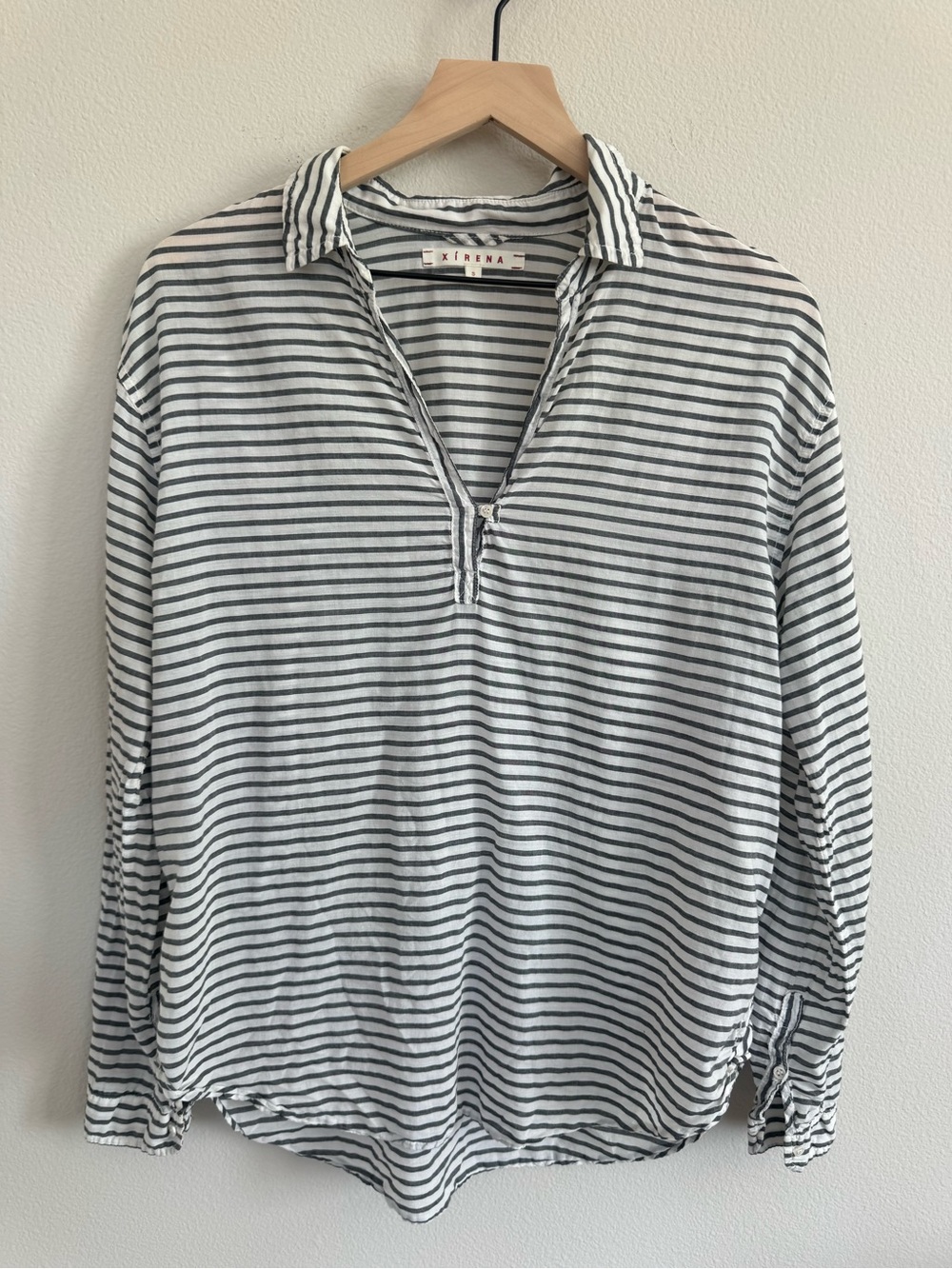 XiRENA Black & White Striped Collared Pullover Blouse